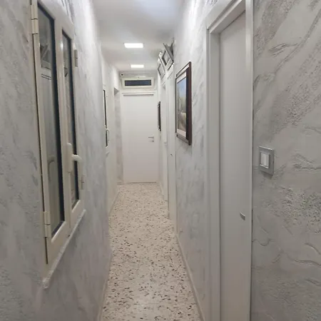 Con Terrazzo Vicino Al Centro *